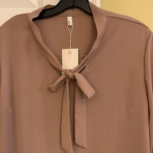 Acevog Size XL tan blouse.  Has lining in the front and crêpe like material. - Picture 3 of 11